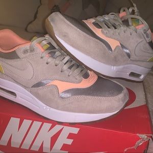 Air Max 1 Women’s size 8.5